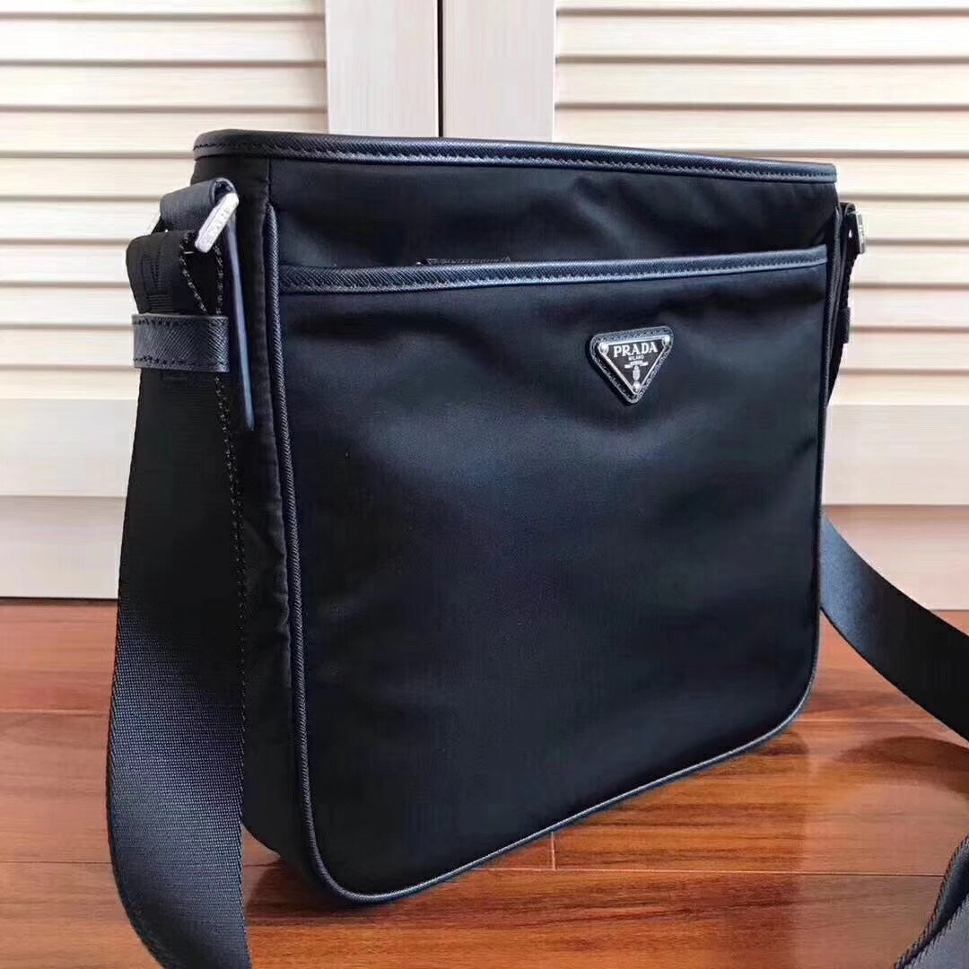 【PRADA 公式 旗艦店】プラダ 斜めがけバッグ 当日出荷 好評に付き再入荷！27*25.5*6CM