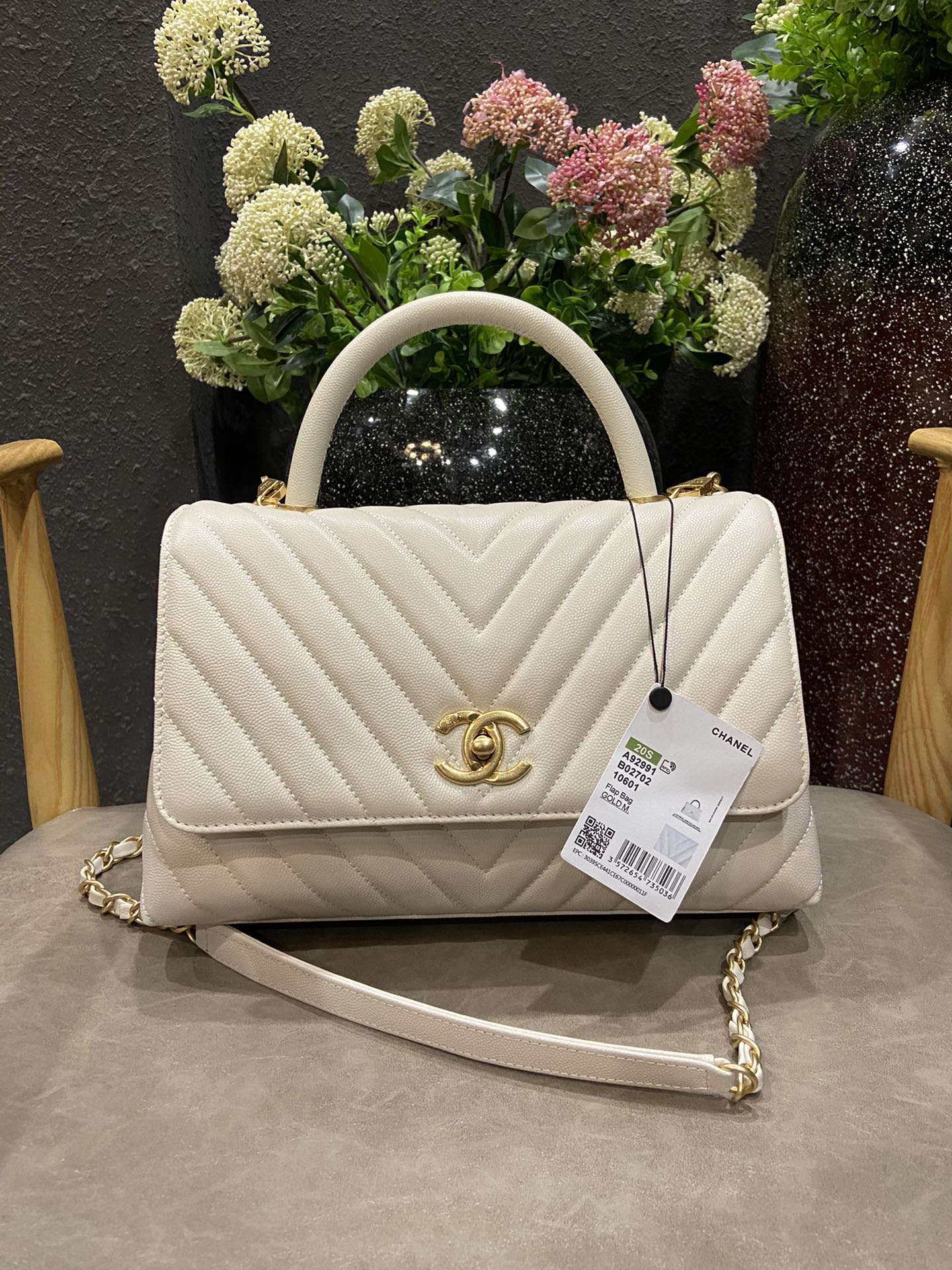 Chanel Cowhide handbag Large 92991