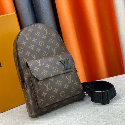 Louis Vuitton このパイロット ショルダー バッグは、クラシックなテイクオフ バックパックのデザインを参考にしています M23736 M23765
