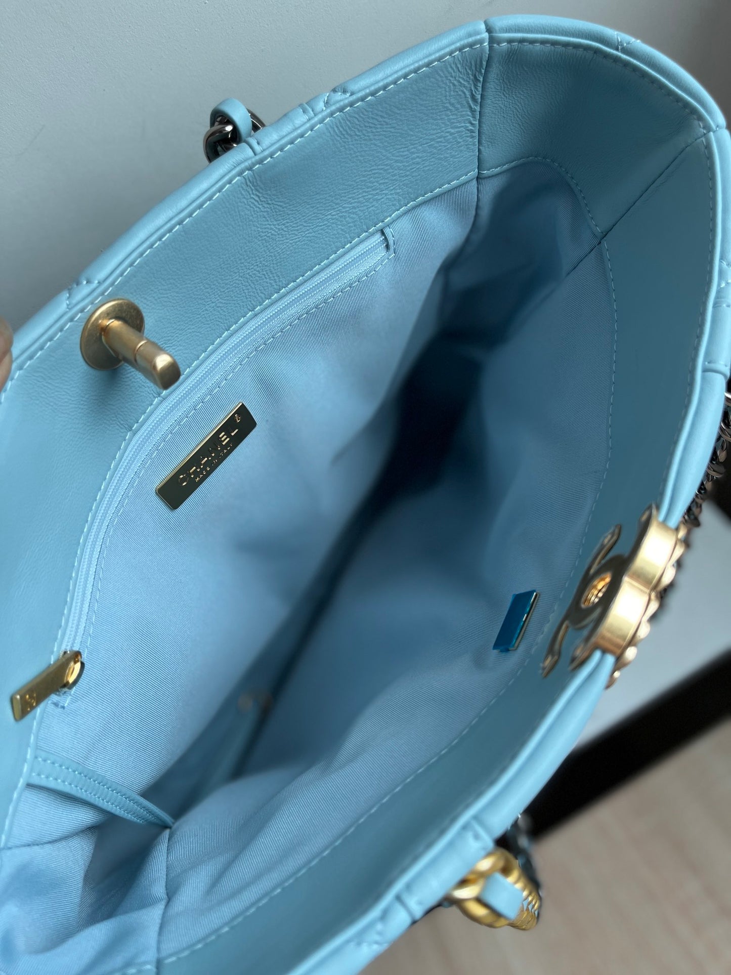 CHANEL 19 SHOPPING BAG 3519