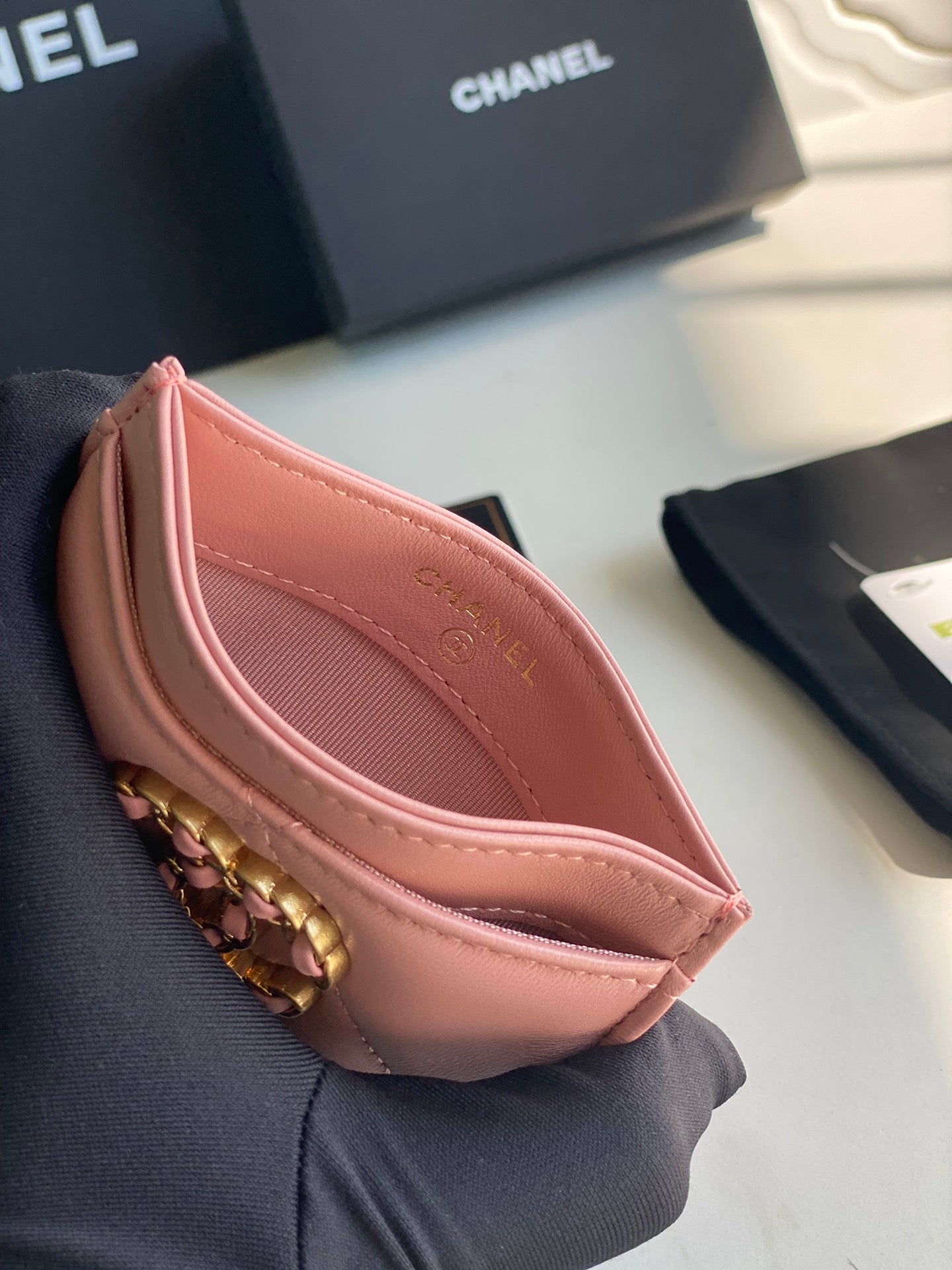 CHANEL 19 CARD HOLDER AP1167