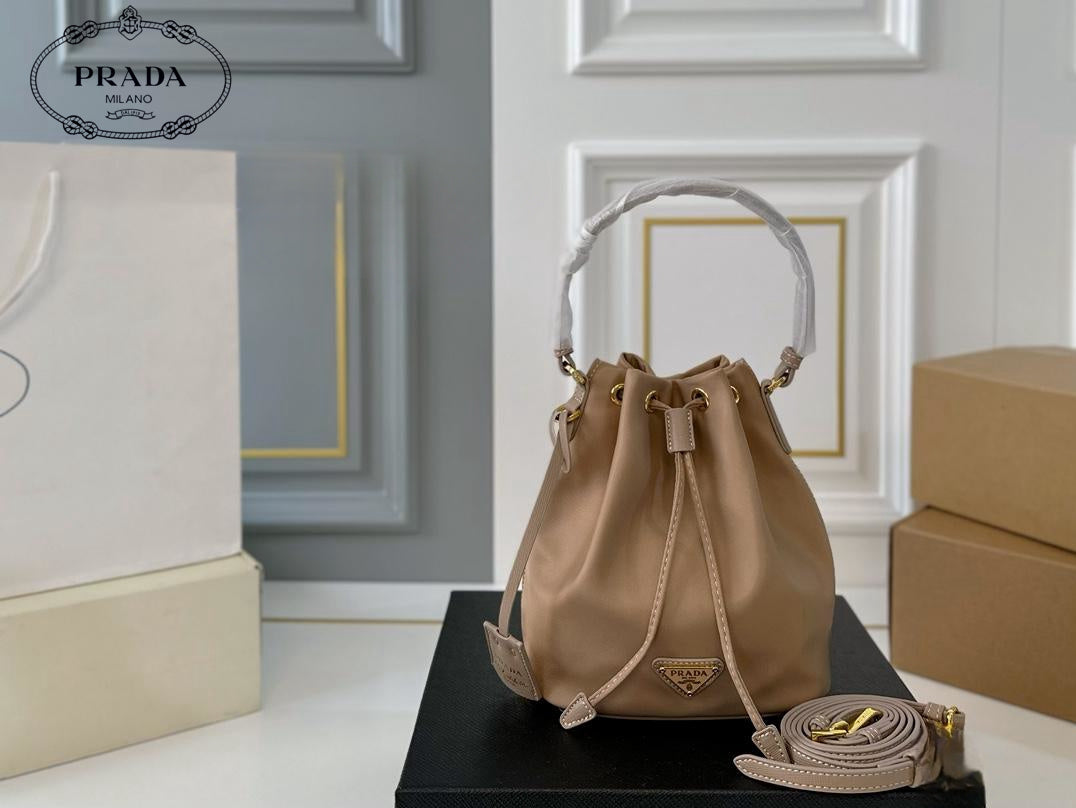 【PRADA 公式 旗艦店】プラダ ハンドバッグ 当日出荷 好評に付き再入荷！16*19CM 240719