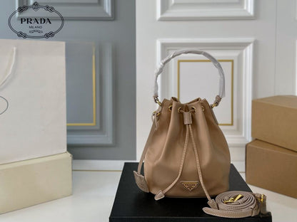 【PRADA 公式 旗艦店】プラダ ハンドバッグ 当日出荷 好評に付き再入荷！16*19CM 240719