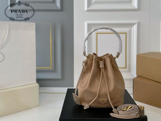 【PRADA 公式 旗艦店】プラダ ハンドバッグ 当日出荷 好評に付き再入荷！16*19CM 240719