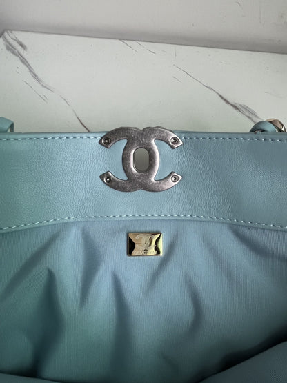 CHANEL 19 SHOPPING BAG 3519