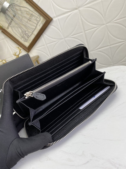 PRADA(プラダ) 財布19x12cm