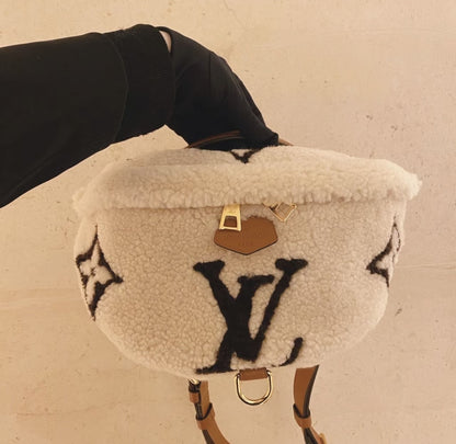 【もこもこ感で冬にぴったり♪】Louis Vuitton★バムバッグ M23715