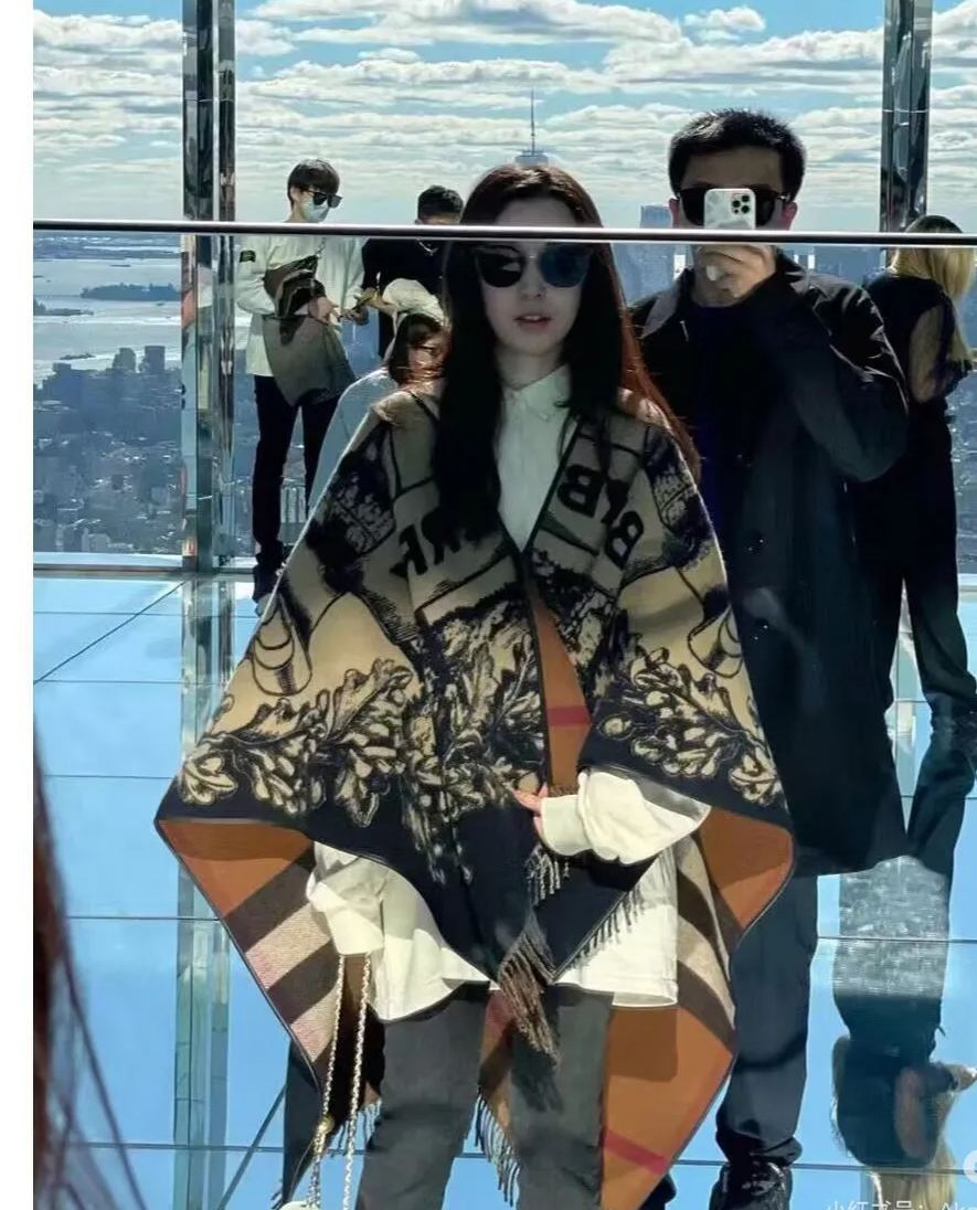 【BURBERRY バーバリー 】バーバリー最新作ナイトウォーホース両面ジャガードショールケープ‼ ️定番中の定番