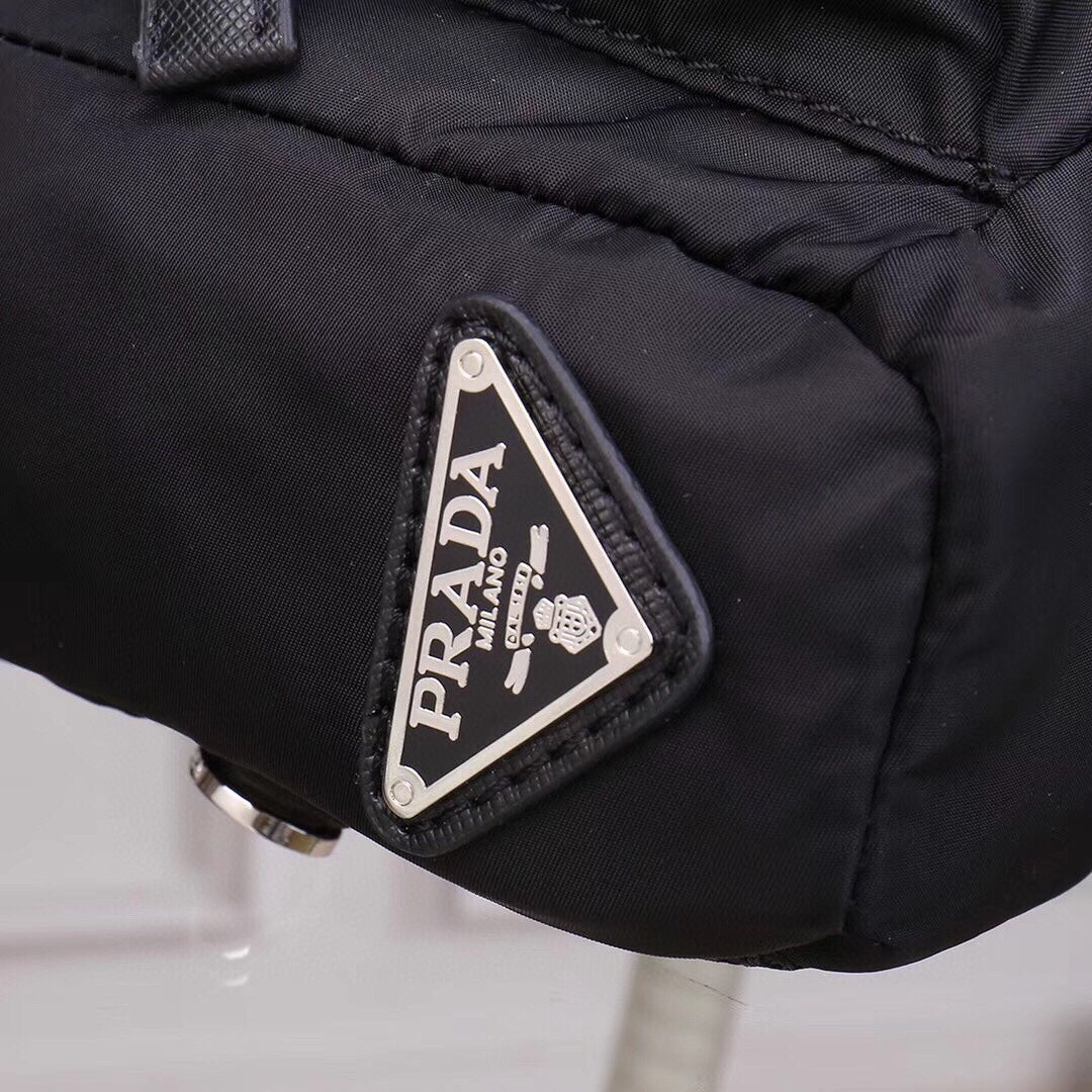 【PRADA 公式 旗艦店】プラダ 胸ポケット当日出荷 好評に付き再入荷！30*20*7CM