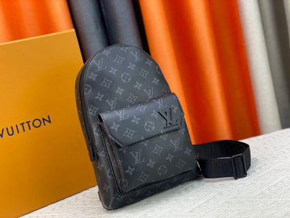 Louis Vuitton このパイロット ショルダー バッグは、クラシックなテイクオフ バックパックのデザインを参考にしています M23736 M23765
