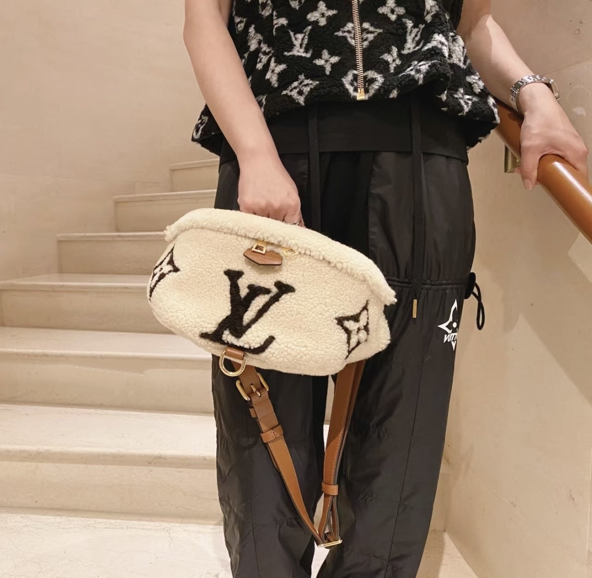 【もこもこ感で冬にぴったり♪】Louis Vuitton★バムバッグ M23715