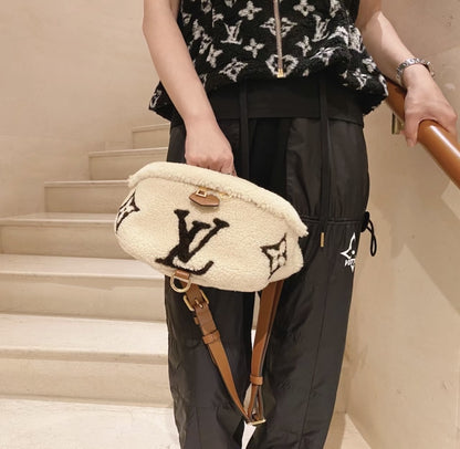 【もこもこ感で冬にぴったり♪】Louis Vuitton★バムバッグ M23715