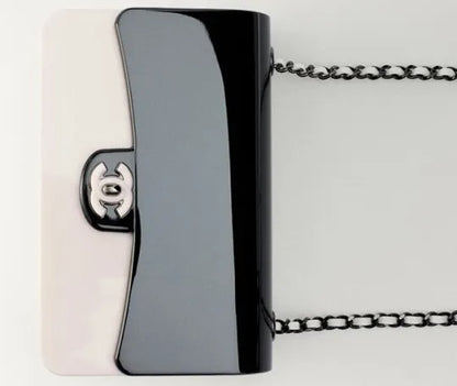 🔥今年のホットトピック! 😍中条あやみが愛用する限定版シャネル2021ミニ黒白アクリルバッグは日本で発売、めったにない購入チャンス！💓