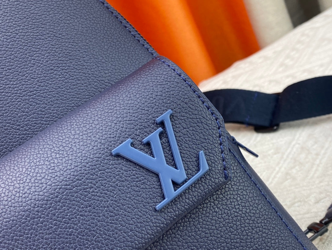 Louis Vuitton このパイロット ショルダー バッグは、クラシックなテイクオフ バックパックのデザインを参考にしています M23736 M23765