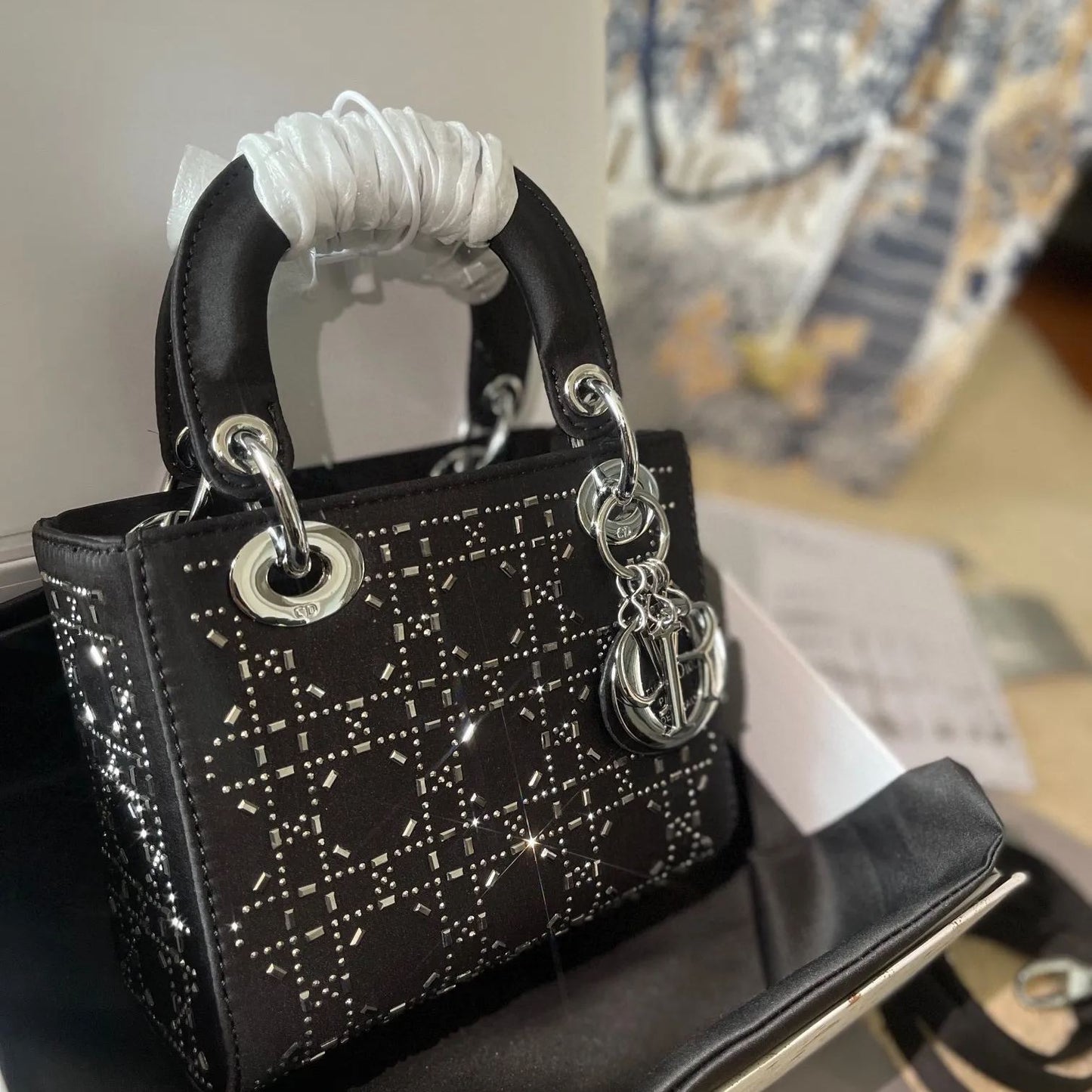 人気の新作 DIOR lady dior三格シルクダイヤモンド折りギフトボックススカーフをプレゼントします