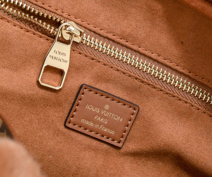 LouisVuitton モノグラムが鮮やかで牛革のオーストリッチ柄との組み合わせがおしゃれですよ～