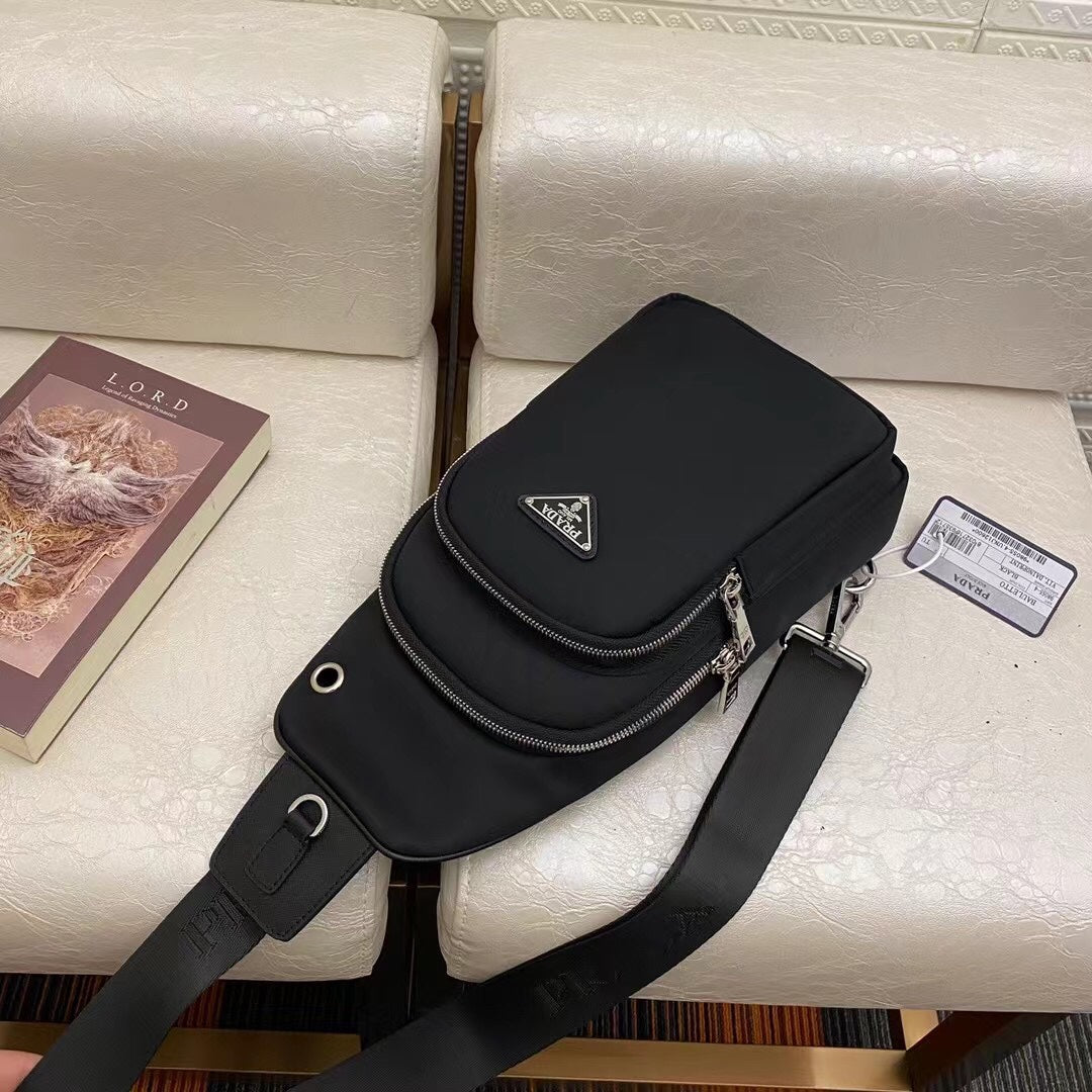 【 PRADA 公式旗艦店】プラダ 胸ポケット 当日出荷 好評に付き再入荷！29*17*6.5CM