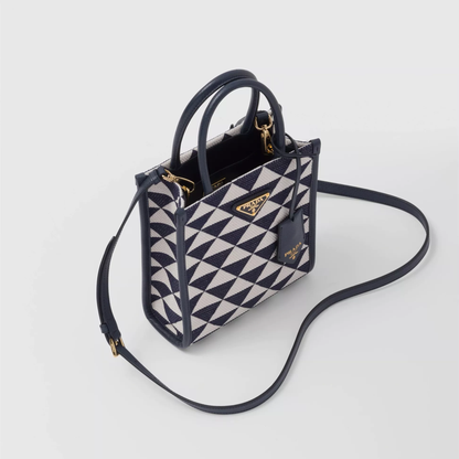 【PRADA】雑誌掲載！藤井夏恋さんが持っている大ヒットのプラダ新作バッグ「シンボル」！