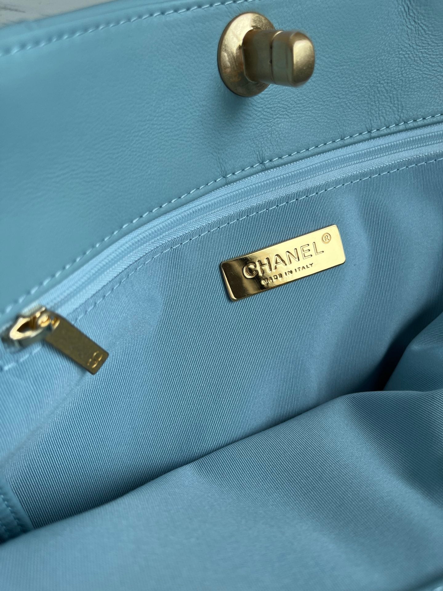 CHANEL 19 SHOPPING BAG 3519