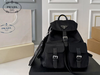 【PRADA 公式 旗艦店】プラダ リュックサック当日出荷 好評に付き再入荷！30*33CM 240719