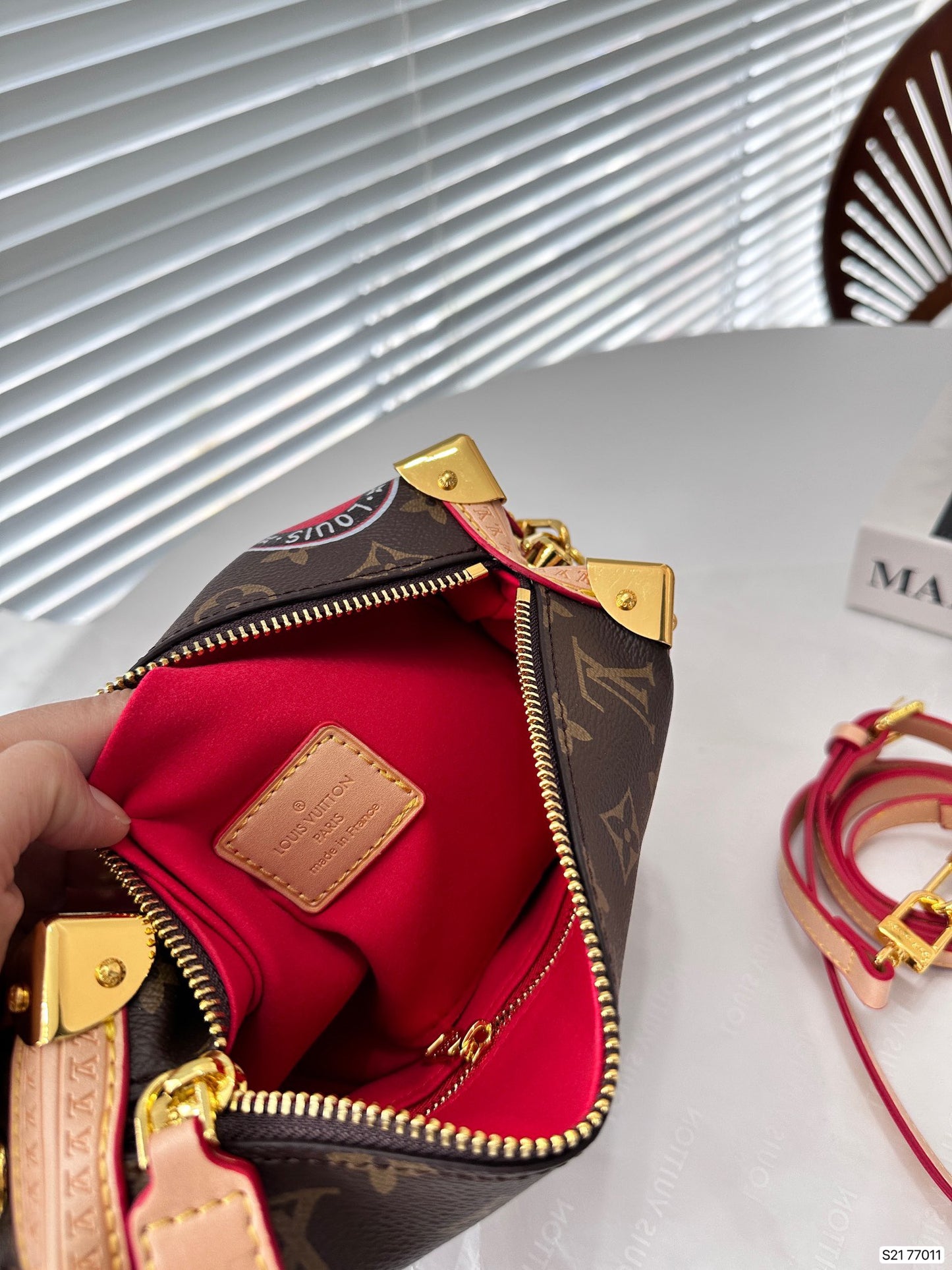 L&V ハンドバッグ ボックスレザーボーダー 落書き