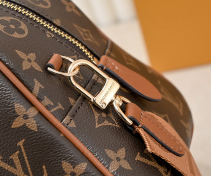 LouisVuitton モノグラムが鮮やかで牛革のオーストリッチ柄との組み合わせがおしゃれですよ～