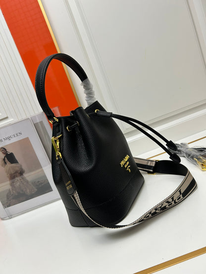 【PRADA 公式旗艦店】プラダ ハンドバッグ 当日出荷 好評に付き再入荷！21*25*15CM