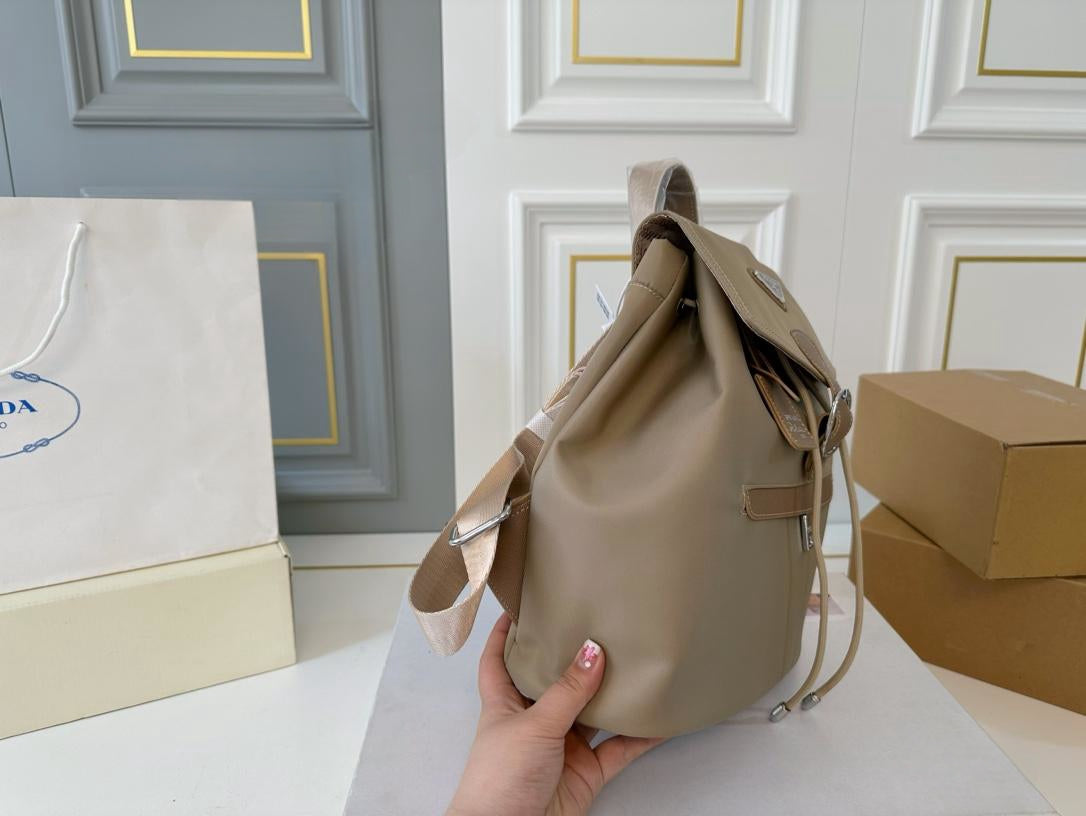【PRADA 公式 旗艦店】プラダ リュックサック当日出荷 好評に付き再入荷！27*30CM 240719
