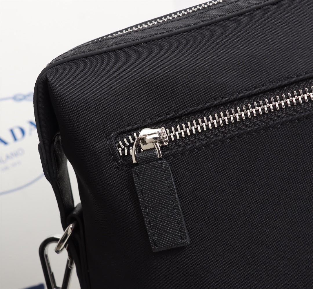 【PRADA 公式旗艦店】プラダ ショルダーバッグ 当日出荷 好評に付き再入荷！31*21*7CM