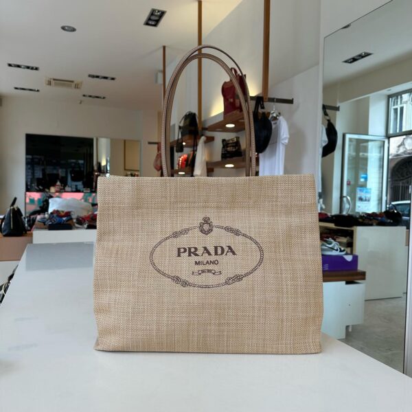 ラフィアとレザー仕上げのプラダ ギフトバッグ
