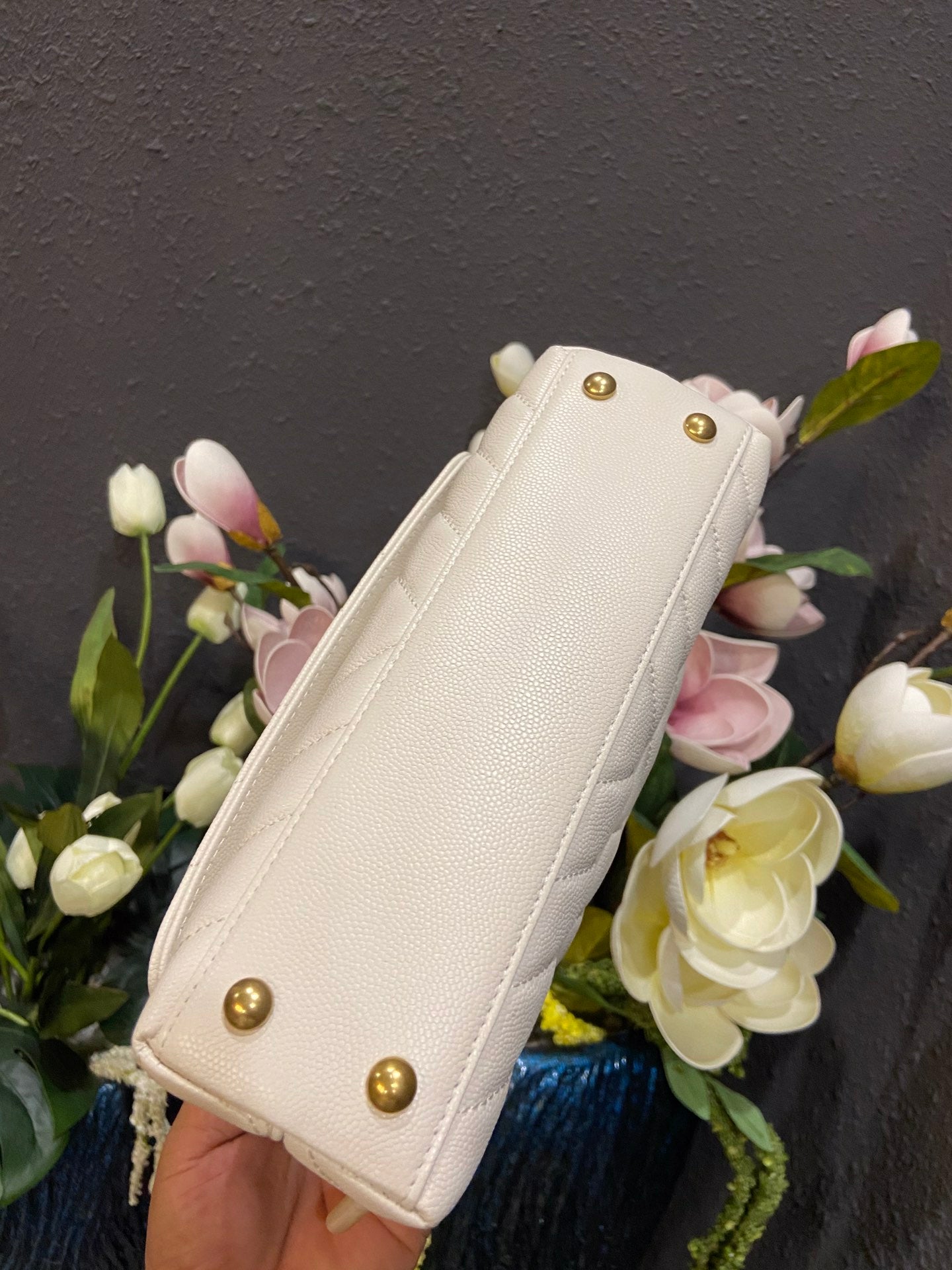 Chanel Cowhide handbag A92990