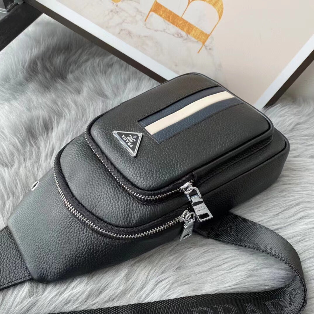 【PRADA 公式 旗艦店】プラダ 胸ポケット当日出荷 好評に付き再入荷！32*18*6CM