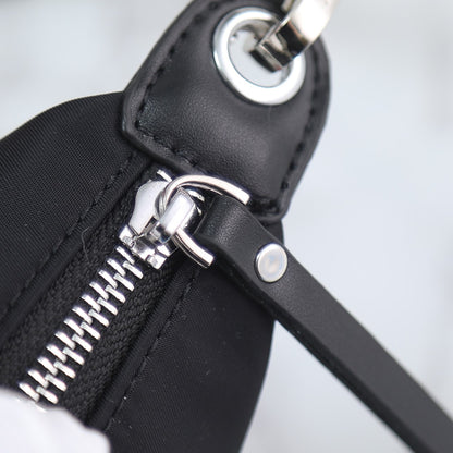 【PRADA 公式 旗艦店】プラダ 斜めがけバッグ 当日出荷 好評に付き再入荷！20*17CM