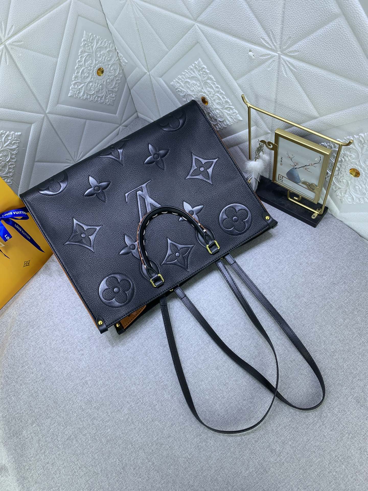 Louis Vuitton(ルイヴィトン)新作モデルが登場【LV CRAFTY ONTHEGO ハンドバッグ】