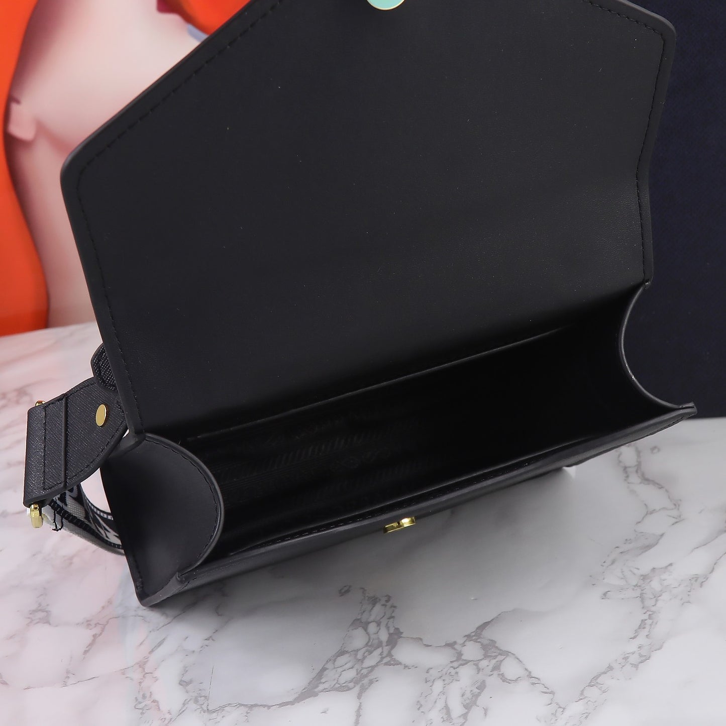 【PRADA 公式旗艦店】プラダ 斜めがけバッグ 当日出荷 好評に付き再入荷！21*14*6.5CM