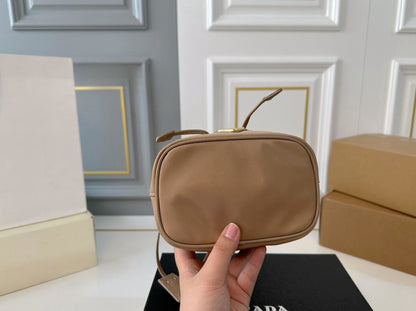 【PRADA 公式 旗艦店】プラダ ハンドバッグ 当日出荷 好評に付き再入荷！16*19CM 240719