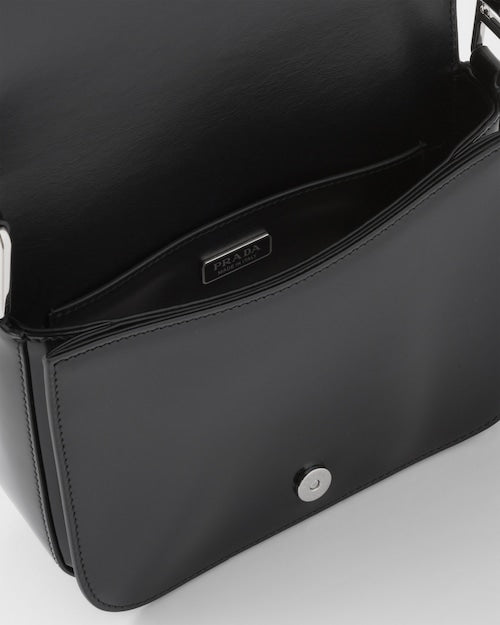 大人気！雑誌「VIVI」に掲載!藤田ニコルの愛用ブランドの新作バッグが掲載されたブラックレザーショルダーバッグ 大人の女性へ