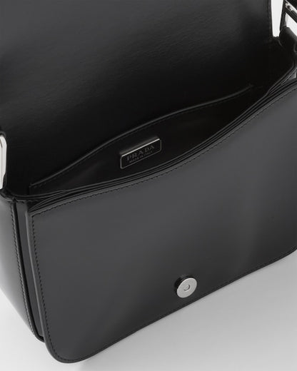 大人気！雑誌「VIVI」に掲載!藤田ニコルの愛用ブランドの新作バッグが掲載されたブラックレザーショルダーバッグ 大人の女性へ