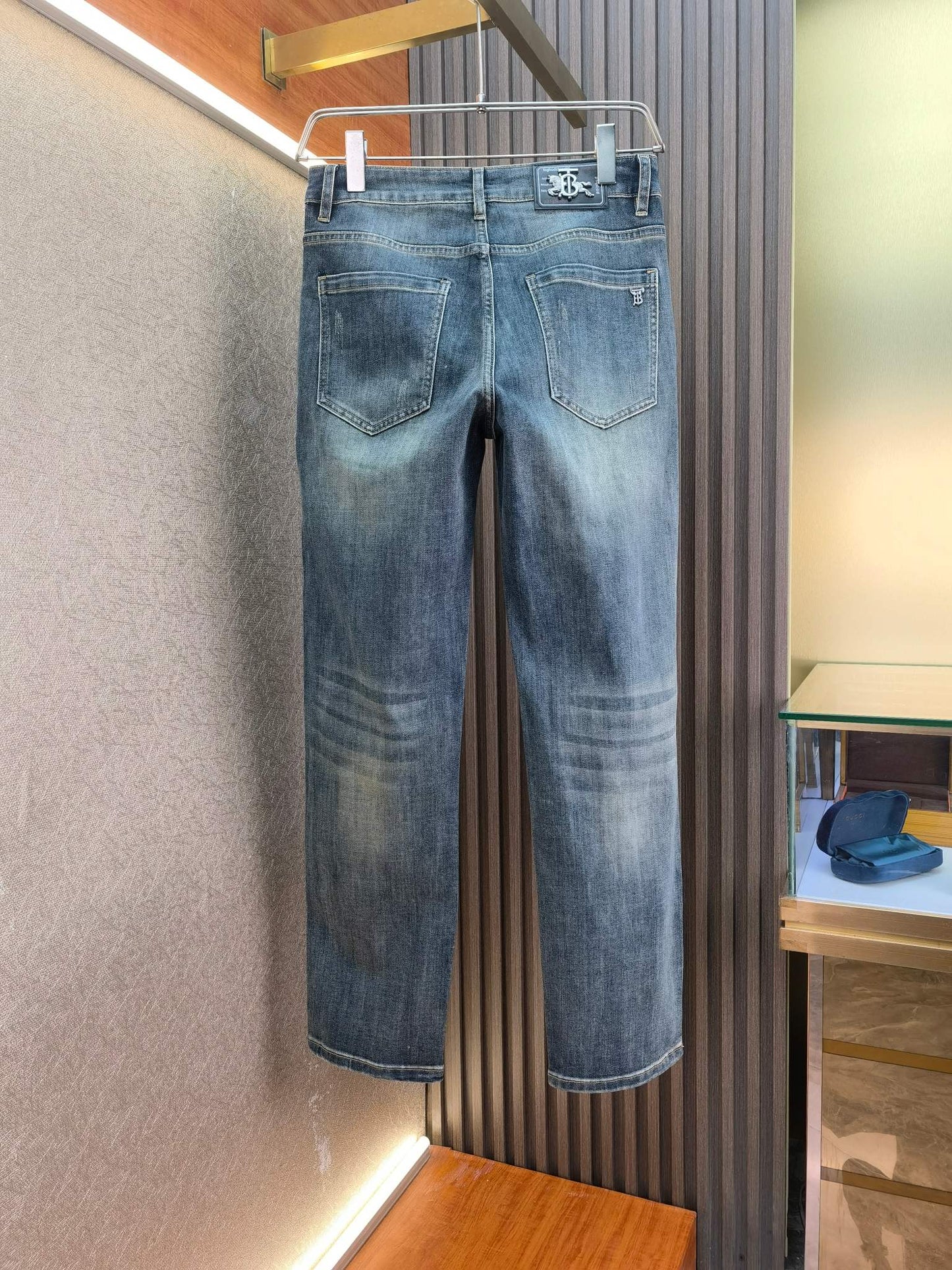 【Burberry】春夏の新作はカウンターで、最高品質のジーンズは実店舗で入手可能