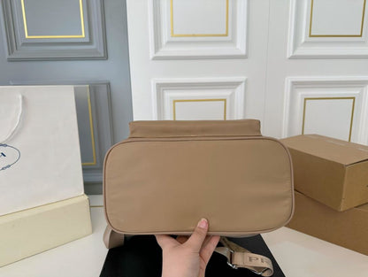 【PRADA 公式 旗艦店】プラダ リュックサック当日出荷 好評に付き再入荷！31*36CM 240719