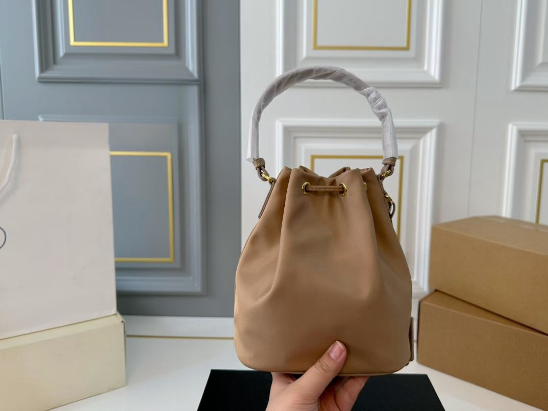 【PRADA 公式 旗艦店】プラダ ハンドバッグ 当日出荷 好評に付き再入荷！16*19CM 240719