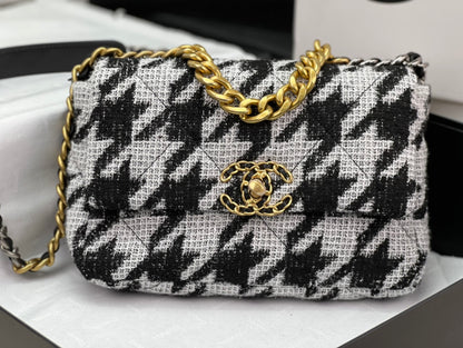 CHANEL 19 HANDBAG AS1161