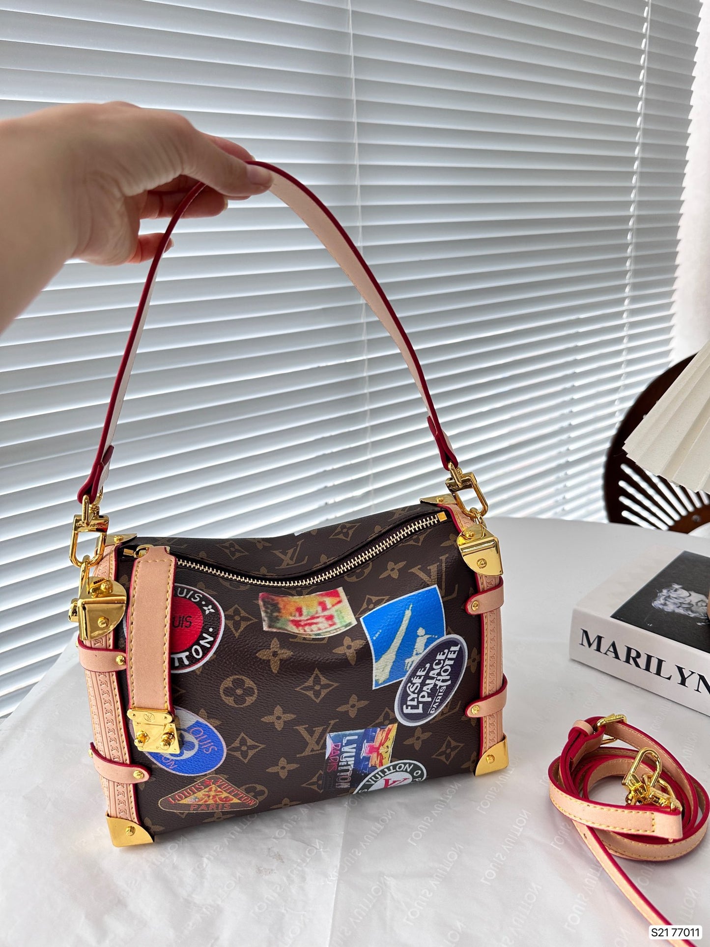 L&V ハンドバッグ ボックスレザーボーダー 落書き