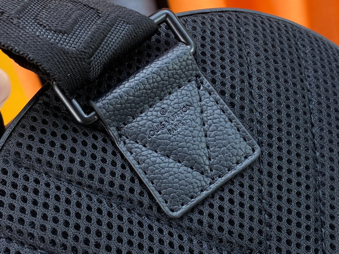 Louis Vuitton このパイロット ショルダー バッグは、クラシックなテイクオフ バックパックのデザインを参考にしています M23736 M23765