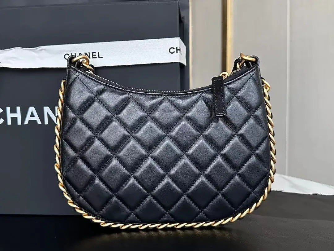 24C/可愛いフォルムで気分上がる★CHANEL ホーボー バッグ