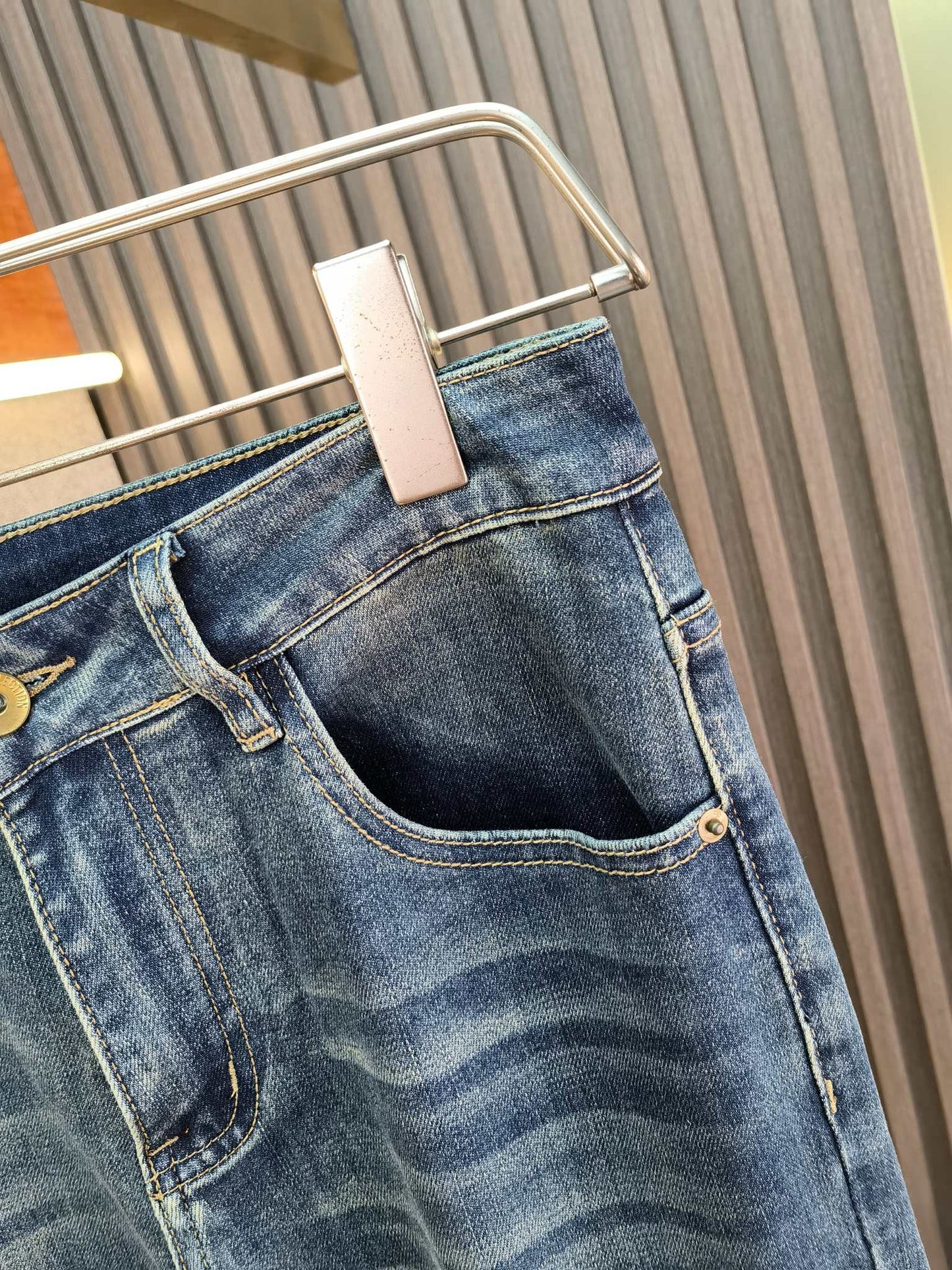 【Burberry】春夏の新作はカウンターで、最高品質のジーンズは実店舗で入手可能