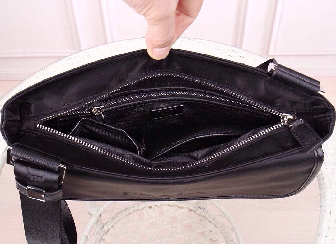 【PRADA 公式 旗艦店】プラダ 斜めがけバッグ 当日出荷 好評に付き再入荷！30*26*6CM