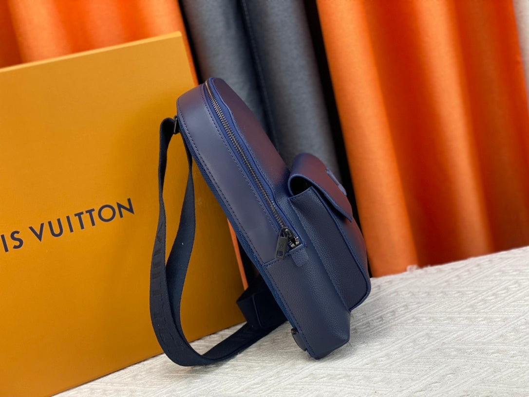 Louis Vuitton このパイロット ショルダー バッグは、クラシックなテイクオフ バックパックのデザインを参考にしています M23736 M23765