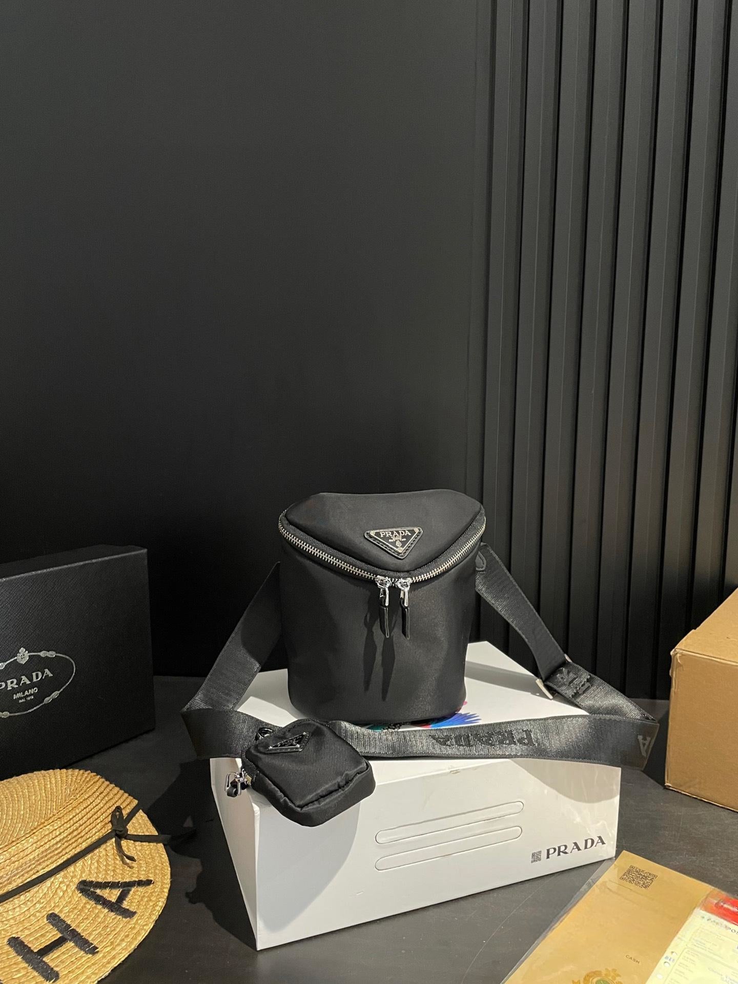 【PRADA 公式 旗艦店】プラダ 斜めがけバッグ 当日出荷 好評に付き再入荷！20*16CM 240719