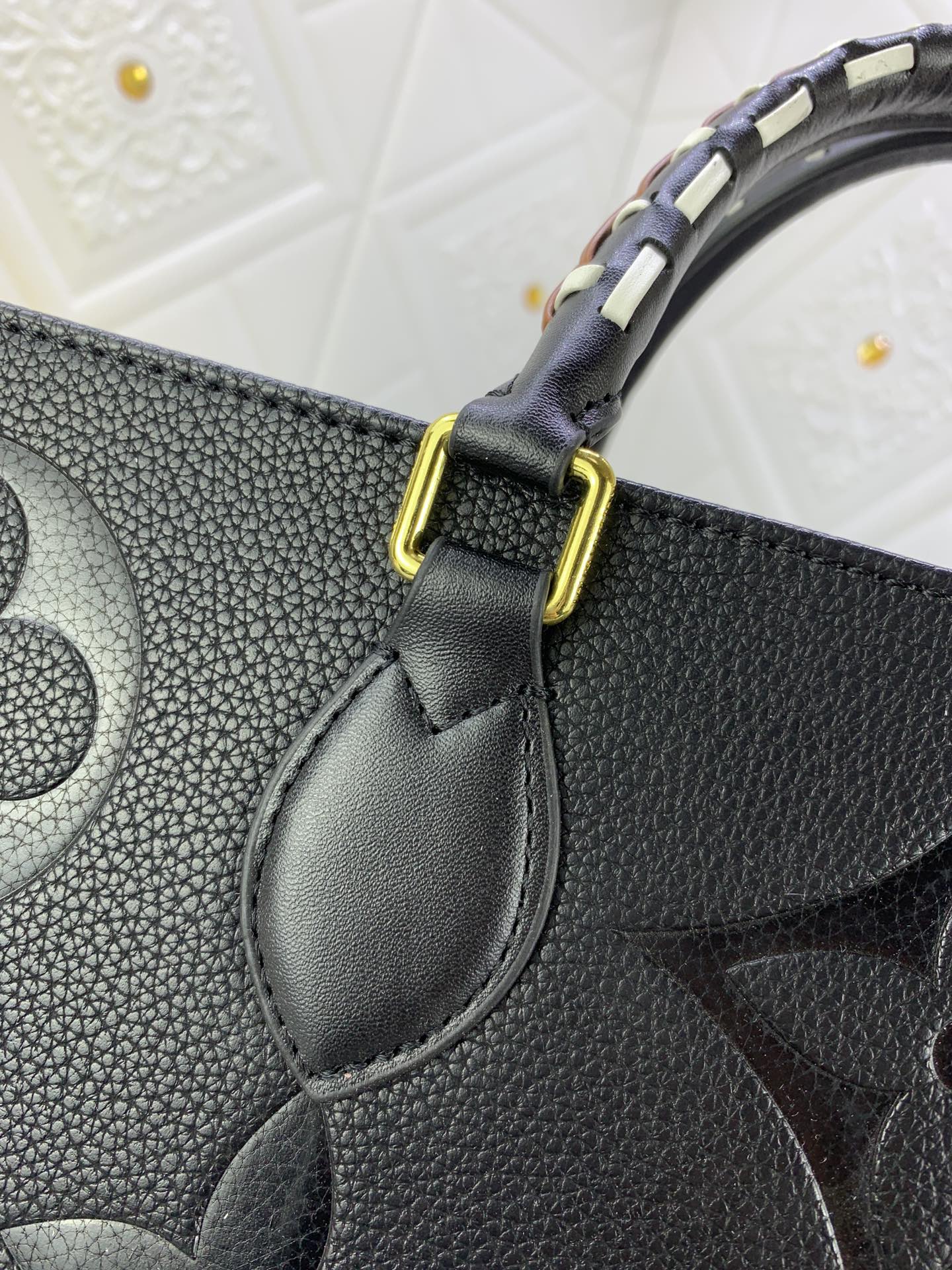 Louis Vuitton(ルイヴィトン)新作モデルが登場【LV CRAFTY ONTHEGO ハンドバッグ】